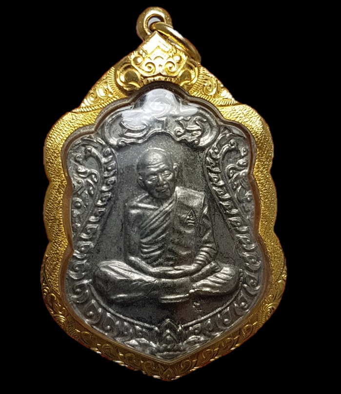 เหรียญเสมากะหลั้ยเงินเลี่ยมทองคำแท้ สวยๆจมูกโด่งคมชัด หลวงปู่ทิม มงคลศิลาฤกษ์ ปี ๒๕๓๗