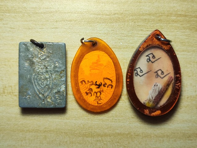 ชุดรูป หลวงพ่อเกษม  เขมโก สามบาน พร้อมจาร