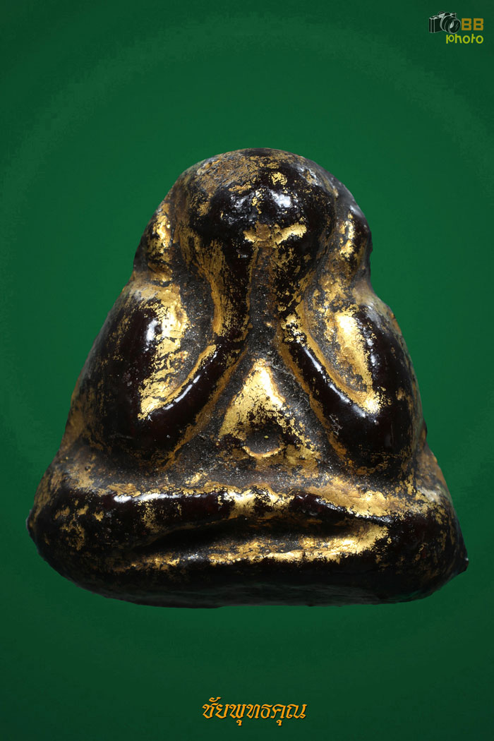 พระปิดตาหลังแบบลงรักปิดทอง