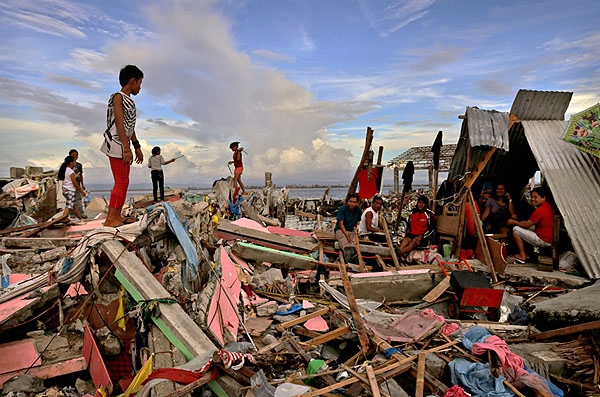 ภาพเหตุการณ์หลังจากมหาพายุไต้ฝุ่นไห่เยี่ยน เข้าพัดที่ประเทศฟิลิปปินส์