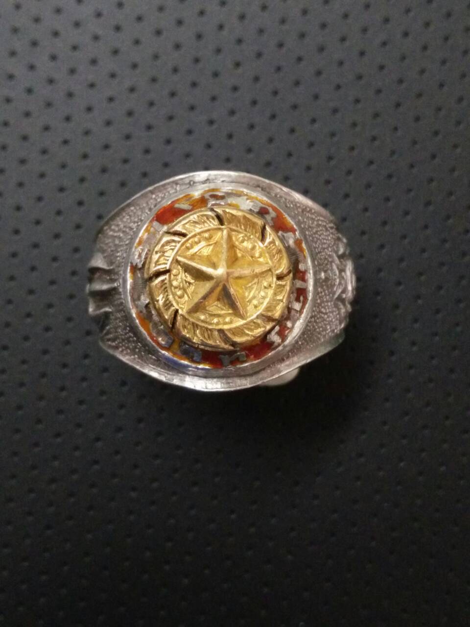 แหวนรุ่นเนื้อเงิน หัวแหวนทองคำ