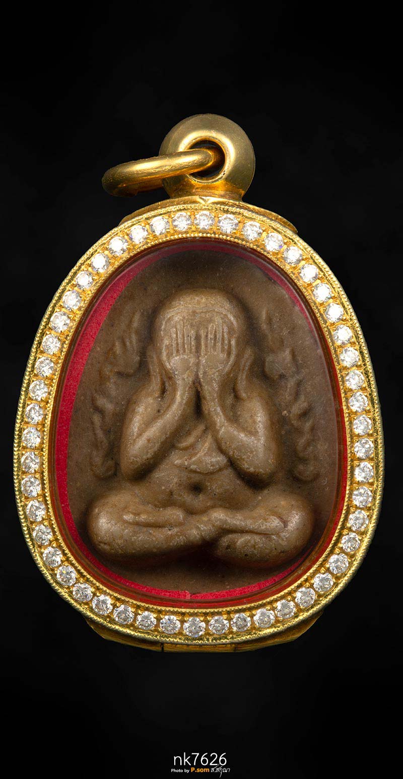 พระปิดตา กนกข้าง หลวงปู่โต๊ะ วัดประดู่ฉิมพลี เนื้อเกสร ปี 2522 จำนวนสร้าง 1,500 องค์  มาพร้อมตลับเพช