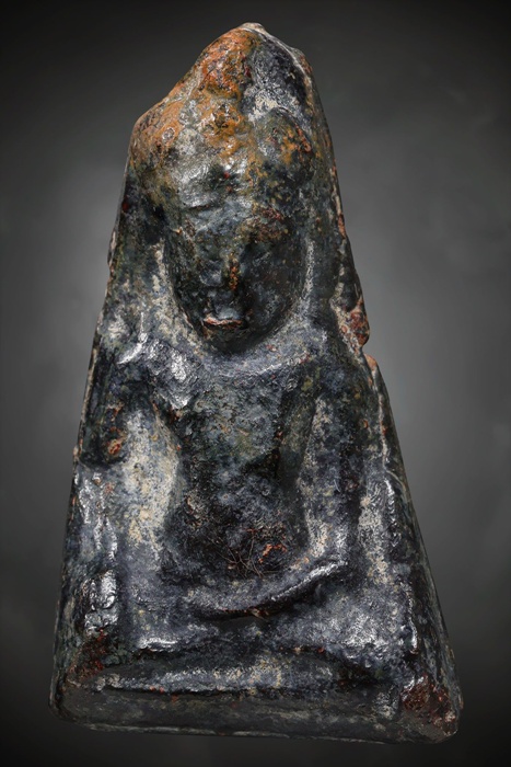 พระร่วงนั่ง สนิมแดง กรุบ้านดงเชือก สุพรรณบุรี