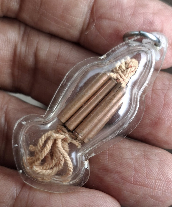 ตระกรุต เก้ากุ่ม ครูบาวัง เนื้อทองแดง