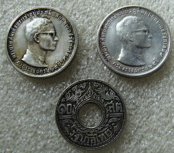 เหรียญเงินในหลวงครองราชย์ครบ25ปี