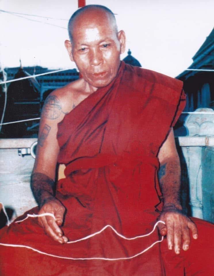 เม็ดแร่ครูบาสร้อยวัดมงคลคีรีเขตร์ จ.ตาก