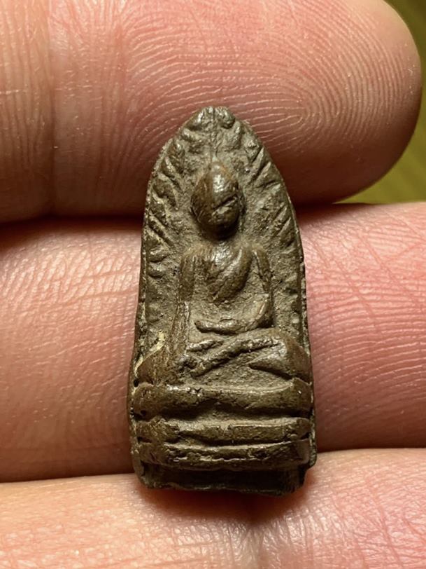 พระรอด เนื้อเขียว