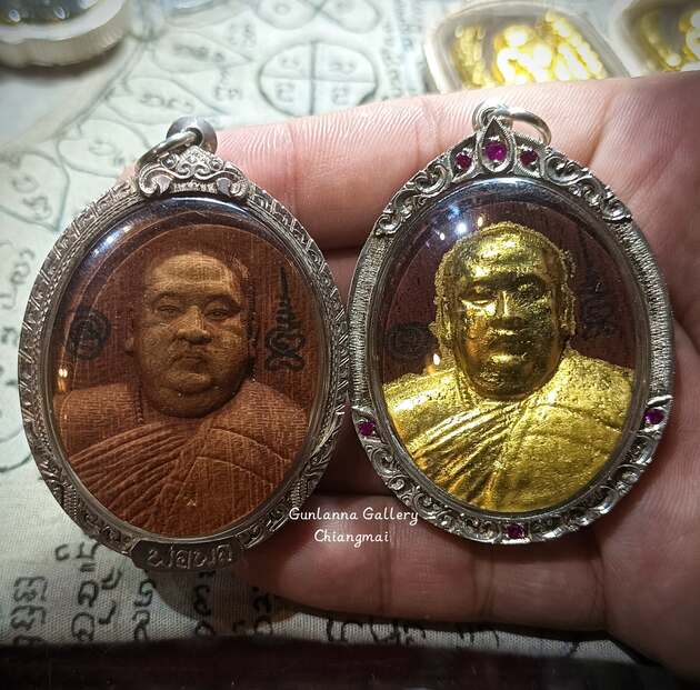 เหรียญไม้แกะพ่อพลทองเนียม