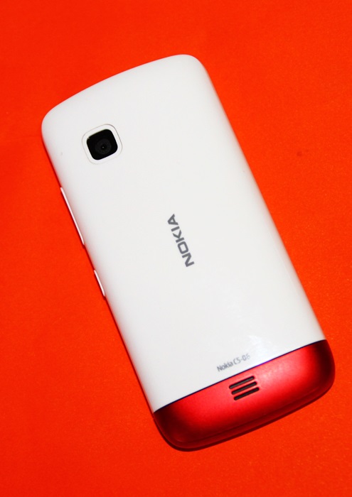 nokia  c5-06 สีขาวเเดงสภาพ98 เปอร์เชนต์ครับพร้อมกล่องเคาะเดียวครับ