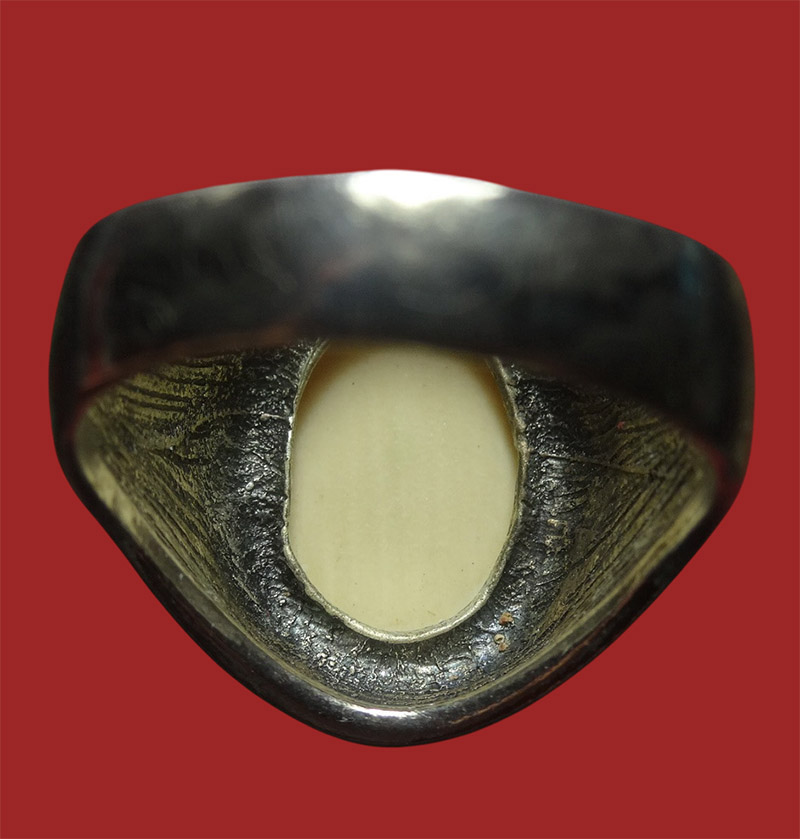 แหวนหัวงาช้าง จารอักขระยันต์