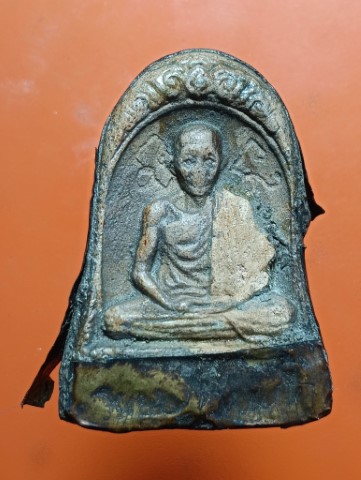 พระผงรูปเหมือนซุ้มกอ หลวงพ่อเกษม เขมโก ปี21 หลังติดพระปิดตา ล้อมแผ่นทองเหลือง