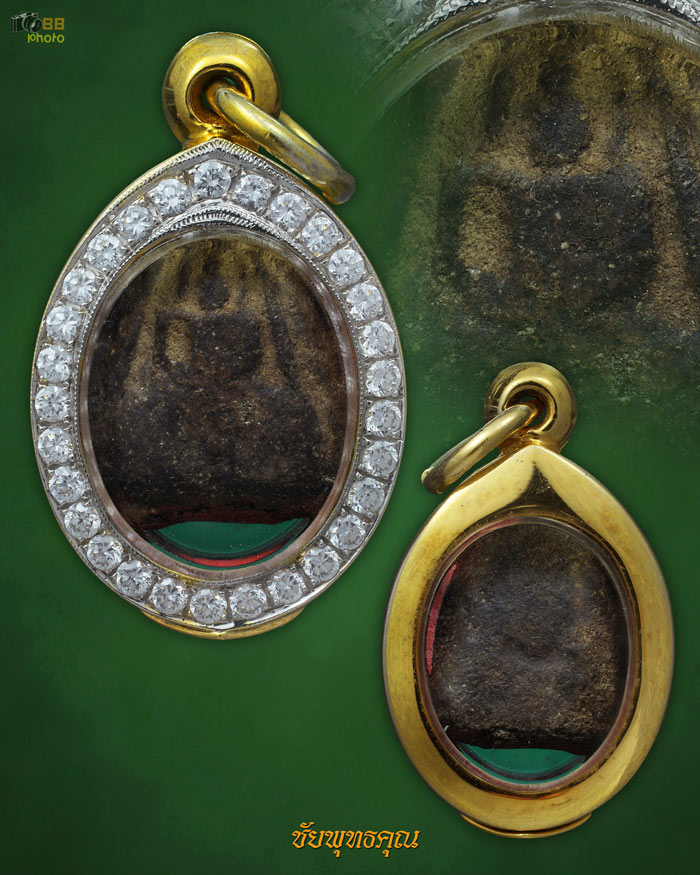 พระเนื้อผงเก่าพร้อมตลับเงินชุบทอง