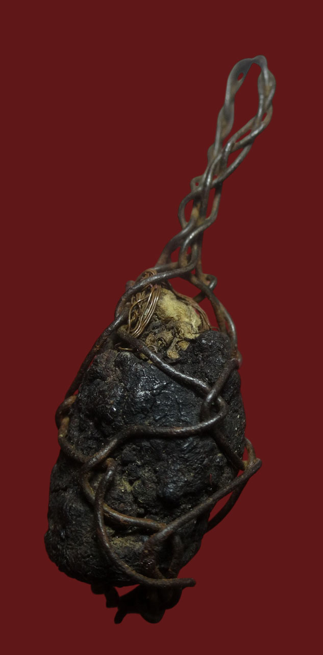 ตะกรุดเกศาครูบาพอกครั่ง พันลวดเก่าโบราณ 