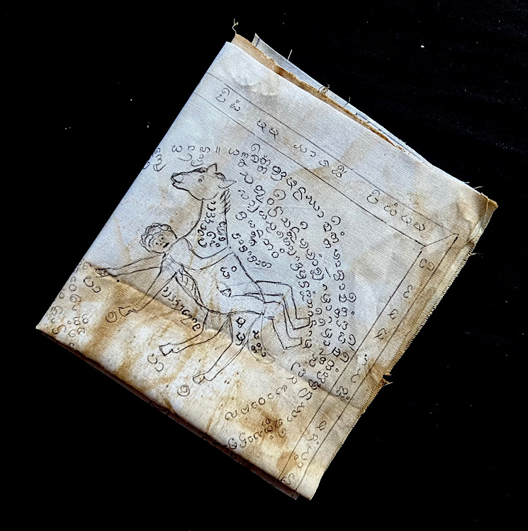 ผ้ายันต์เขียนมืออิ่น+ม้าเสพนาง จ.น่าน