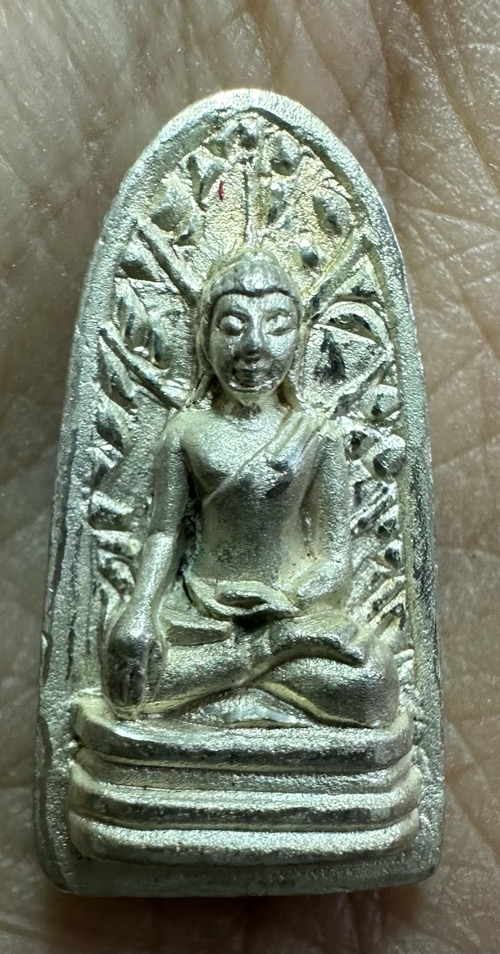 พระรอดเนื้อเงิน วัดพระธาตุหริภุญชัย 