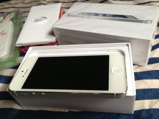 ขายไอโฟน5สีขาว16Gเครื่องศูนย์ใช้งานแค่1เดือน อุปกรณ์ยกกล่อง