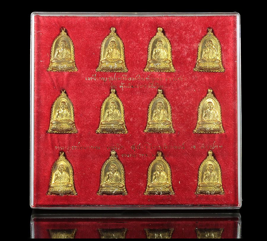 เหรียญระฆังคุ้มภัย ประจำปีเกิด ครบชุด กล่องเดิม ๆ สวยสมบูรณ์ครับ