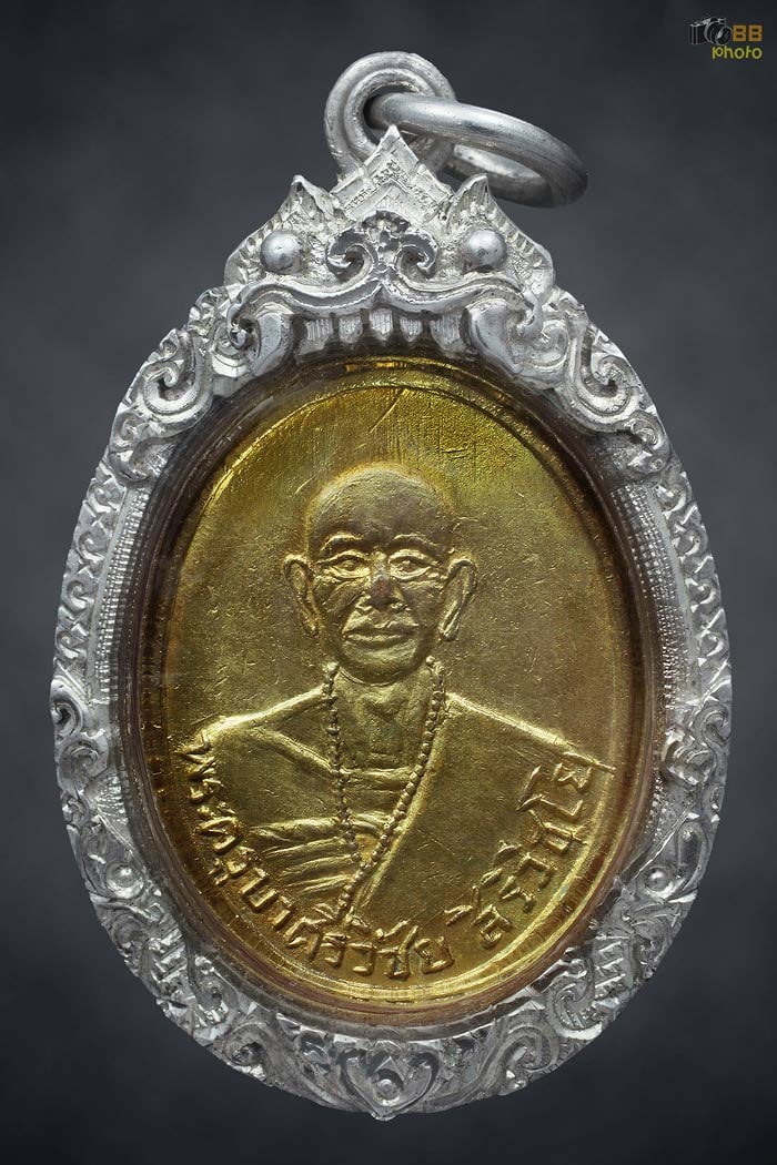 ครูบาเจ้าฯหน้าแก่ หลังดอยสุเทพ กะไหล่ทอง