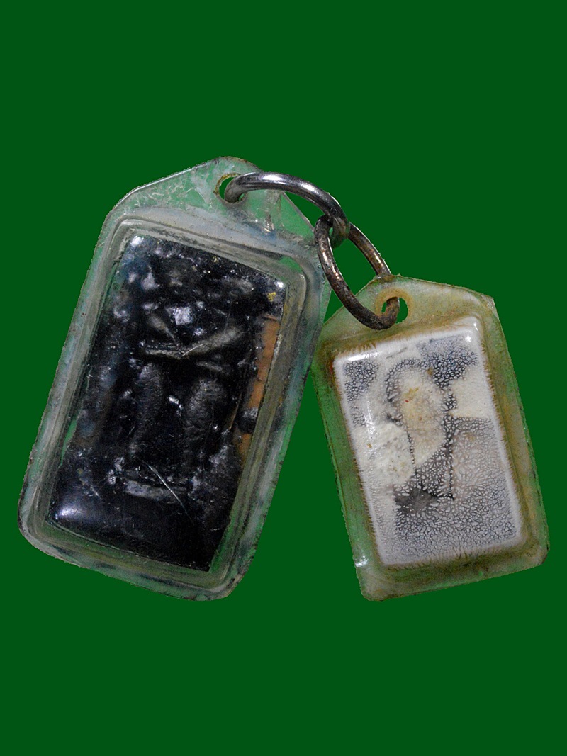 รูปครูบาต๋าหลังเกศา พร้อมสีผึ้งดำไก่ป่า