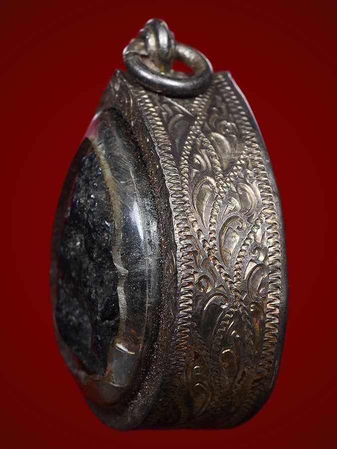 เหล็กไหลงอกเกาะล้าน