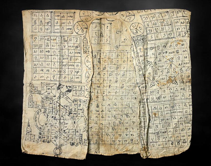 เสื้อยันต์ล้านนาเขียนด้วยหมึกสัดทั้งผืน