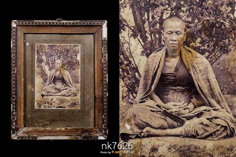 รูปถ่ายซีเปียครูบาเจ้าศรีวิชัยที่วัดศรีโคมคําปี พ.ศ.2467 จังหวัดพะเยา ขนาดเฉพาะรูปกว้าง3.7สูง5.4นิ้ว