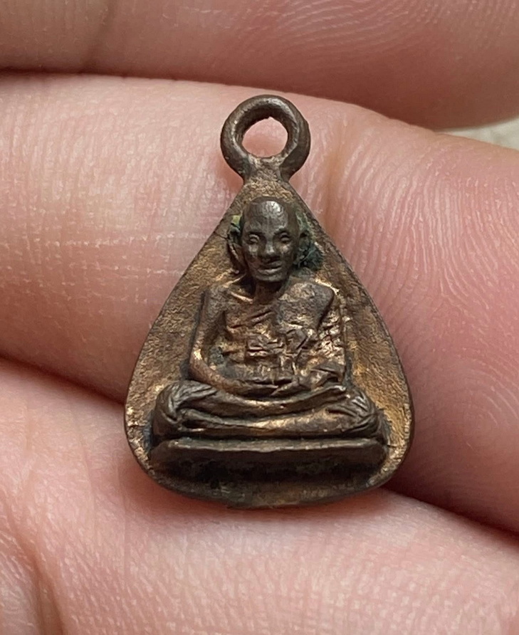 เหรียญหยดน้ำรูปเหมือนหลวงปู่ดู่ ปี 32