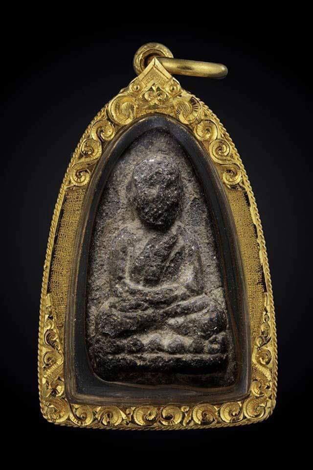  หลวงปู่ทวดเนื้อว่าน ปี 2497 พิมพ์กลาง สวยขั้นเทพ มาพร้อมเลี่ยมทองหนาฯ + บัตรรับรองคุ้มเมืองเหนือ