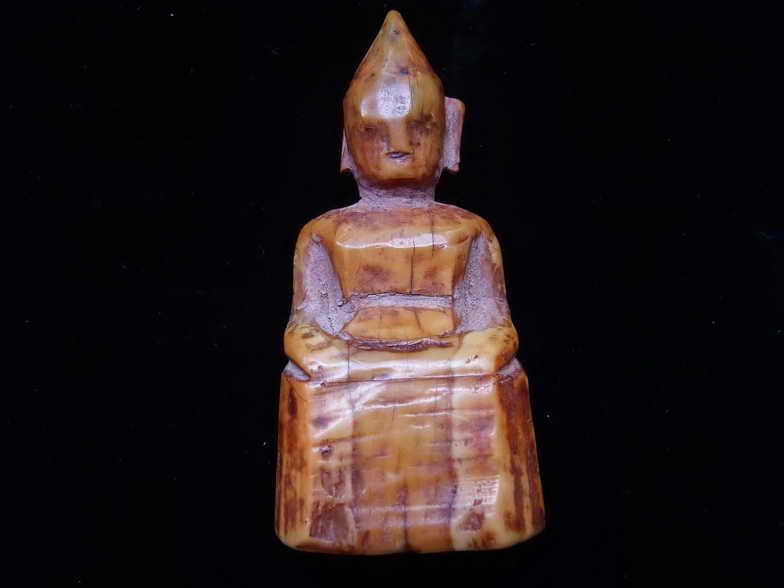 งาแกะเป็นรูปพระพุทธศิลปะล้านนาเก่าได้อายุ