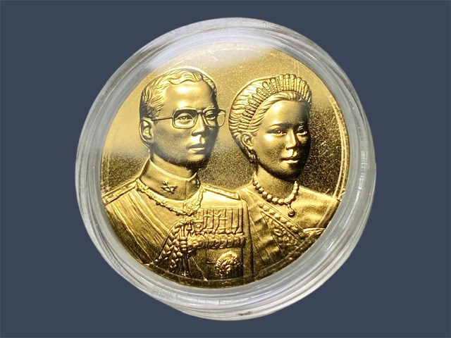 เหรียญพระราชทานสองพระองค์ ร.9 