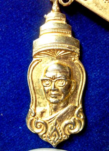 เหรียญเขมกลัดงานพระราชทานเพลิงศพสมเด็จพระสังฆราช (จวน อุฎฺฐายี) องที่16  ปี15