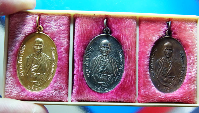 ชุดที่2 เหรียญครูบาเจ้าศรีวิชัย หลัง ภปร. ปี 2527 ( 3องค์ ) ก่ะไหล่ทอง-เงิน-ทองแดง