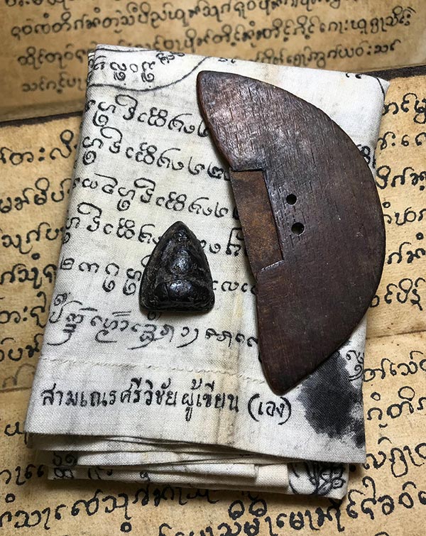 พระเกศาฝังทันตธาตุ ผ้ายันต์ครูบาศรีวิชัย