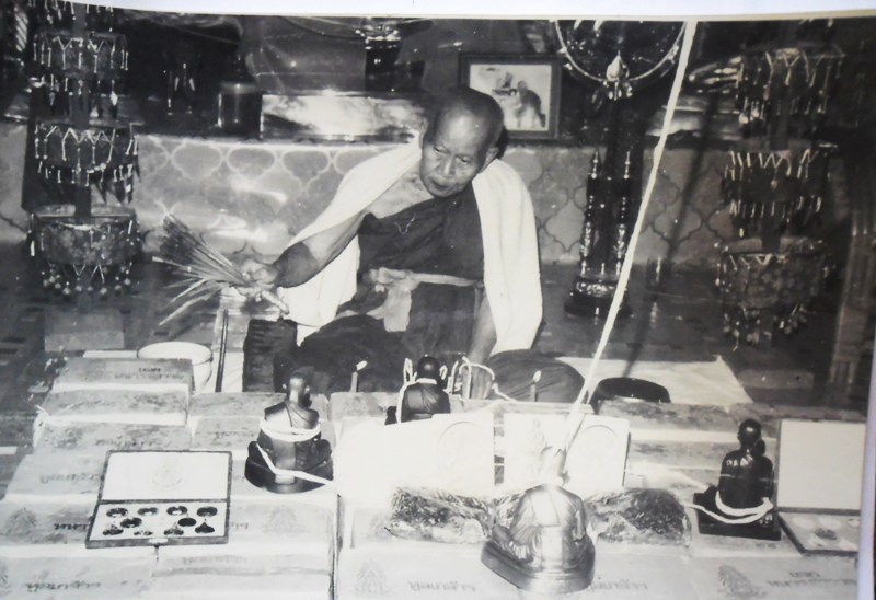 เอาภาพ พิธี การปลุกเสก พระเกจิดัง ยอดอริยสงฆ์บางรูป  ในอดีต มาฝาก ครับ....