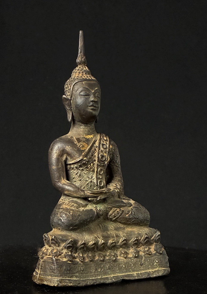 พระบูชารัตนโกสินทร์ องค์เล็กเก่าลึก
