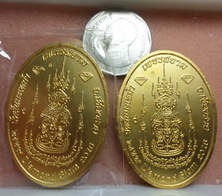 เหรียญหนุมาน วัดสันมะเหม้า เหรียญใหญ่ กะหลั่ยทองลงยาน้ำเ งิน + กะหลั่ยทองลงยาดำ เลข 42 ครับ