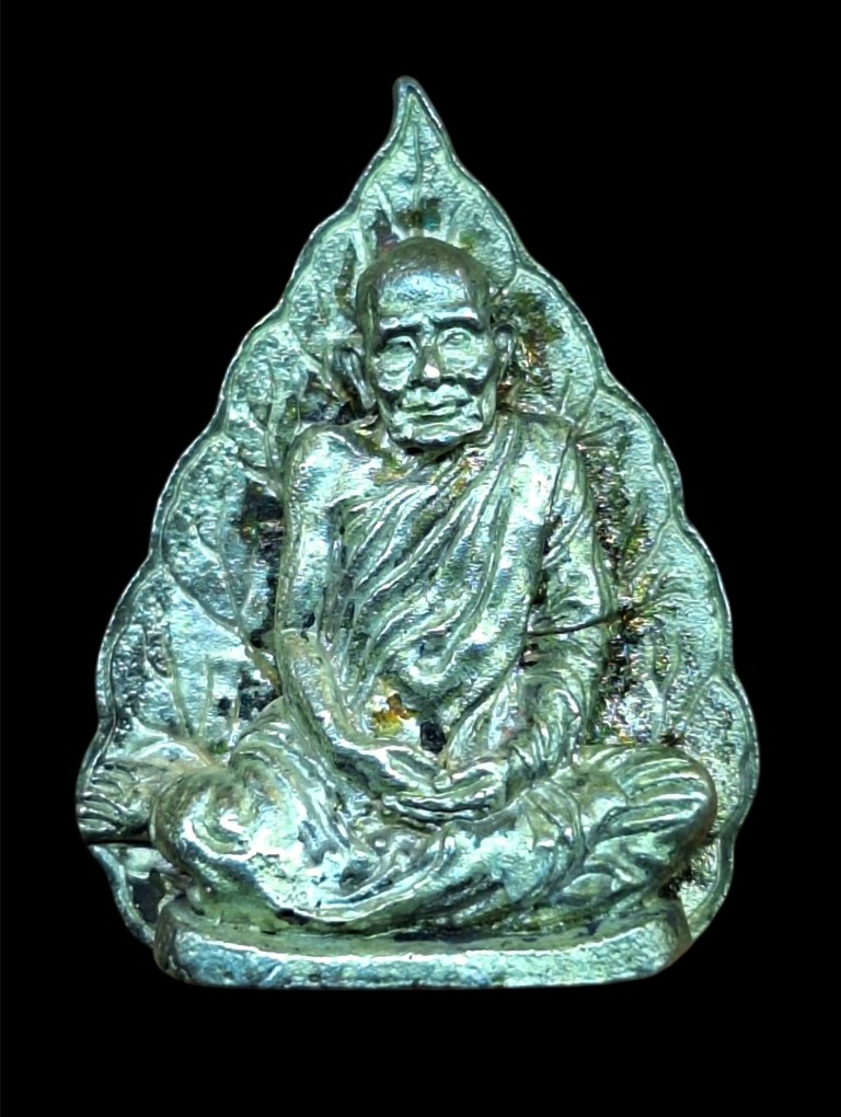 รูปเหมือนใบโพธิ์เนื้อเงินหลวงปู่แหวนปี26
