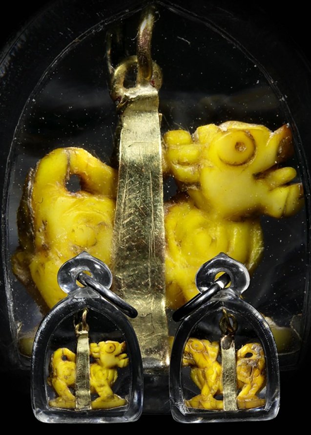 สิงห์สองขวัญเลี่ยมทองคำ