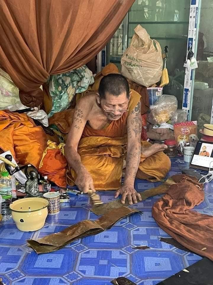 ตะกรุดหลวงปู่ศิลายุคต้น3kพันจีวร