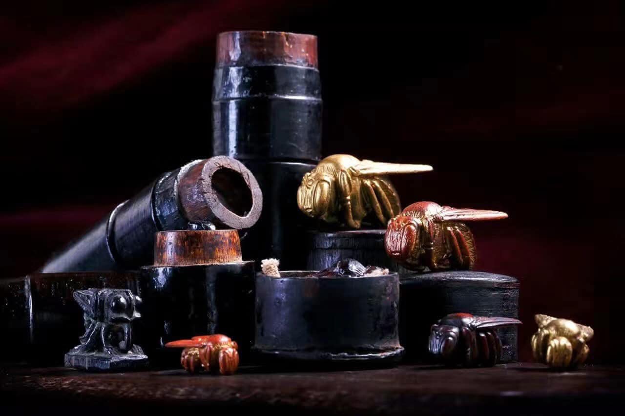 แมลงภู่คำพม่า เนื้อไม้ดุมล่อแกะ 