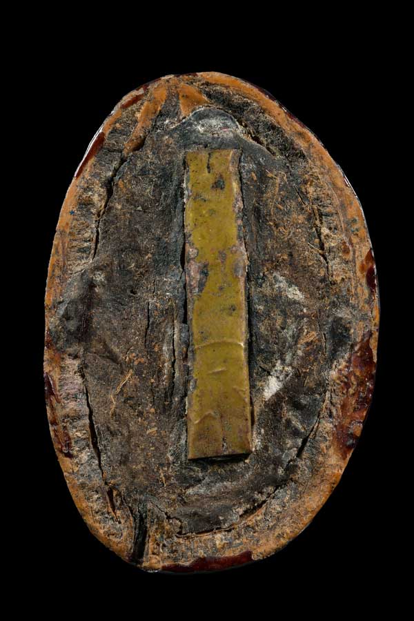 หมากเปลือยครึ่งซีกฝังตะกรุด อุดชัน ลงรัก