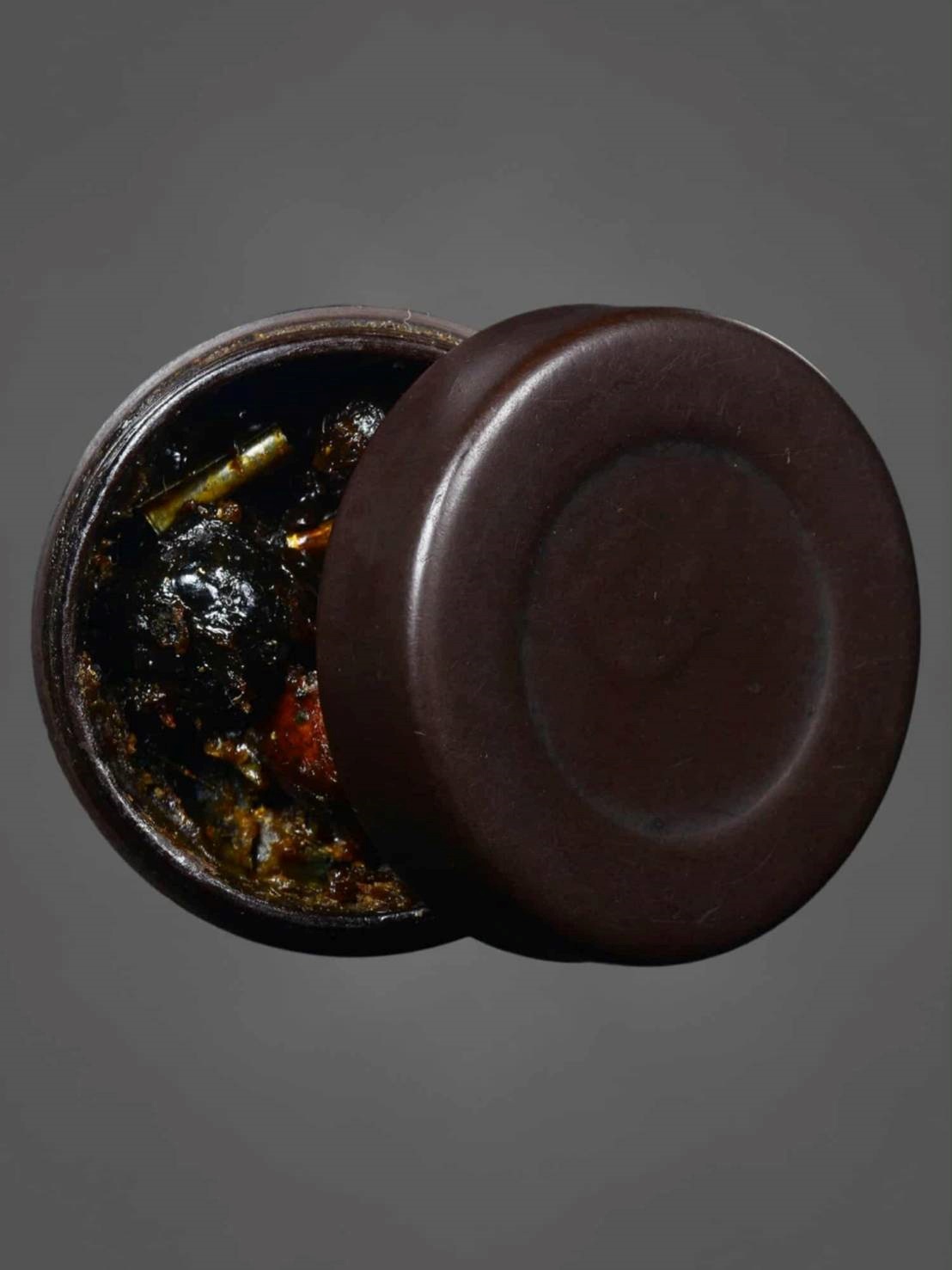 สีผึ้งยุคแรก ลพ.กวย ชุตินธโร