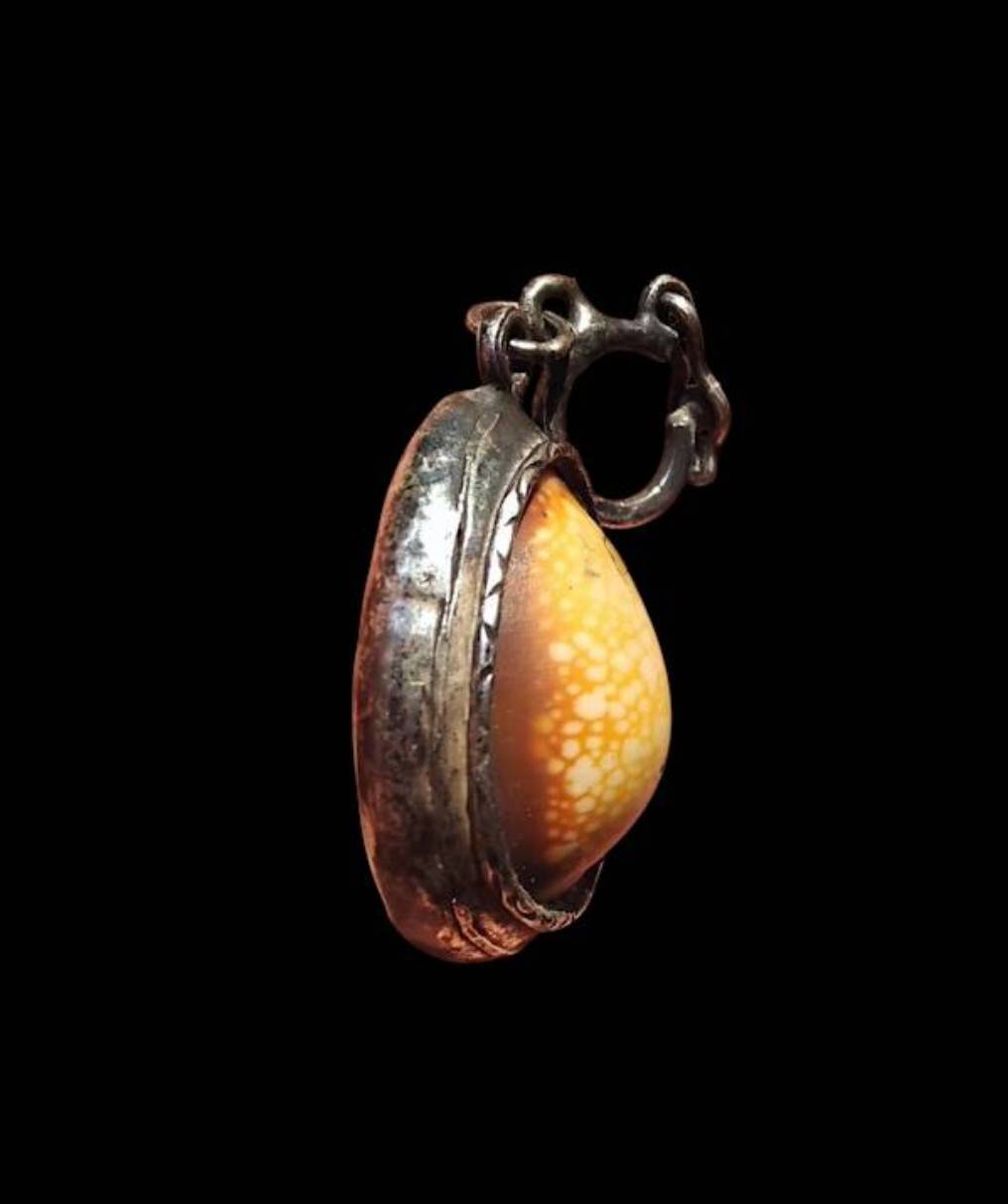 เบี้ยแก้ ลพ.นุ่ม วัดนางใน เลี่ยมเงินเดิม