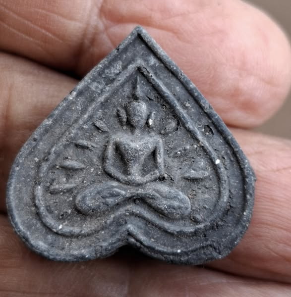 พระผงใบโพธิ์รัศมี หลวงปู่ดู่ ปี 20