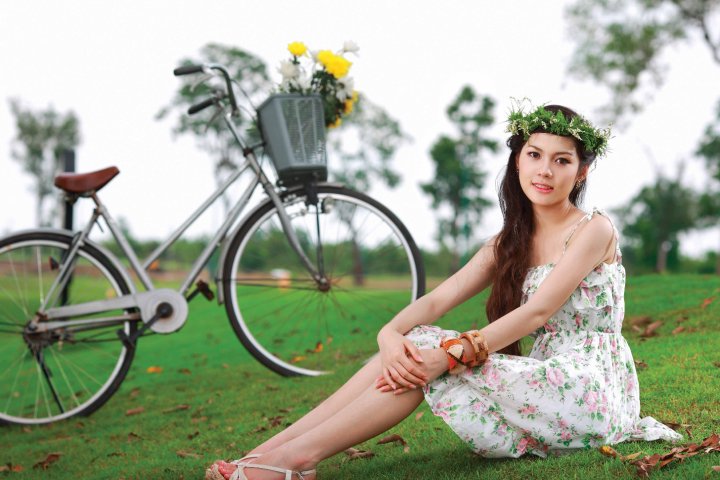 สาวหวาน รถจักรยาน กับมงกุฎดอกไม้ ภาพใหม่จากเวียงจันทน์